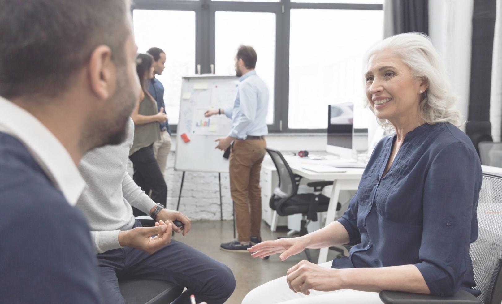 Espace de formation moderne avec équipements informatiques